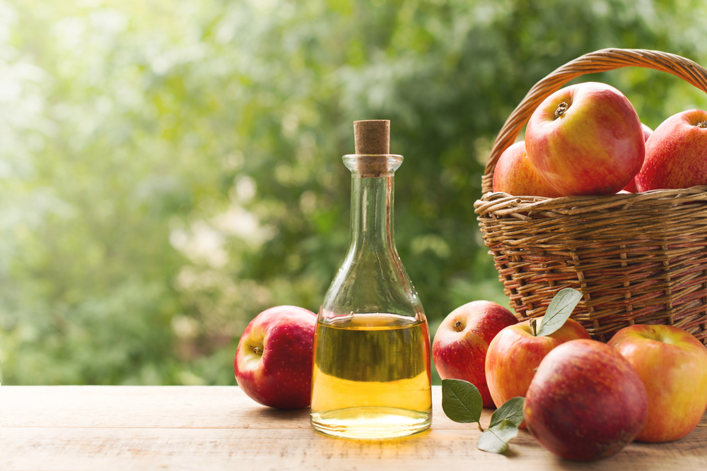 vinagre com maças ao fundo